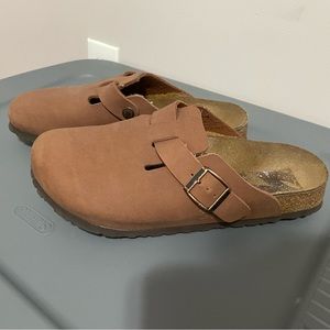 Tan Birkenstock Clogs Women’s 9/Men’s 7!